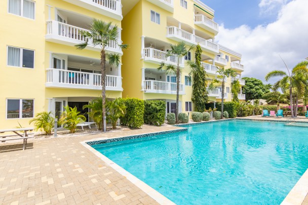 Elegant 1-bedroom apartment located right by the pool