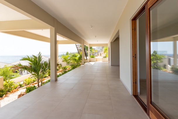 Blue Bay - Modern, renovated villa with ocean views and infinity pool