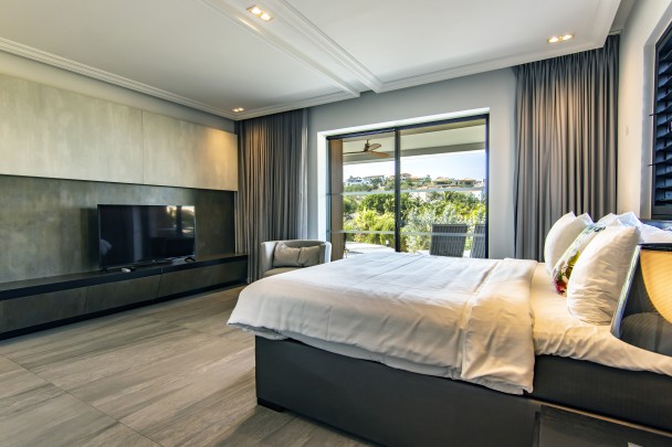 The Shore - Lavish Beachfront 3-bedroom apartment with separate studio