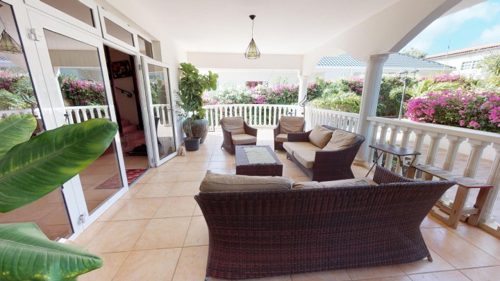 Vista Royal - Large family home with five bedrooms and Seaview