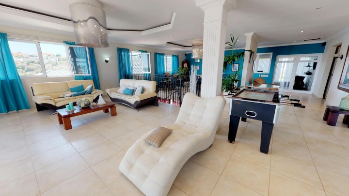 Vista Royal - Large family home with five bedrooms and Seaview