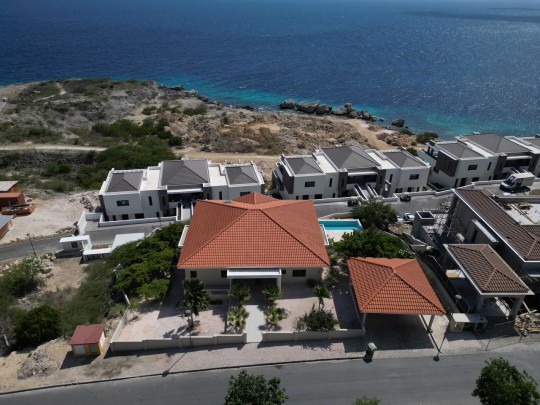 Blue Bay - Modern, renovated villa with ocean views and infinity pool