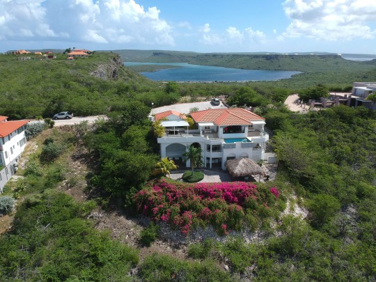 Coral Estate - Beautiful villa with breathtaking views and extra lot