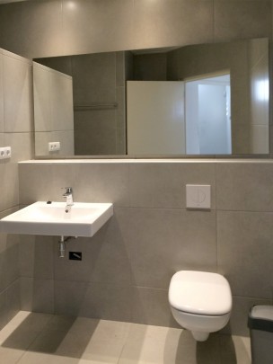 Jan Sofat - Nieuw, modern gemeubileerd appartement met zeezicht
