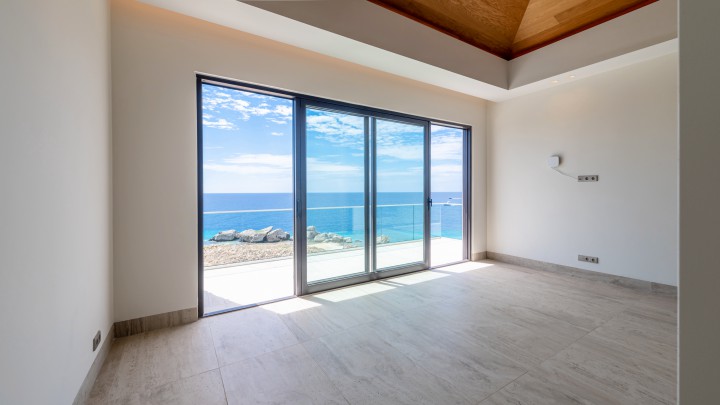 The Ridge - Breathtaking 3-bed oceanfront penthouse with private pool