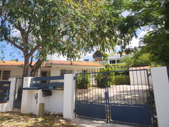 Charming 3-Bedroom Home in Grote Berg Curacao with modern amenities