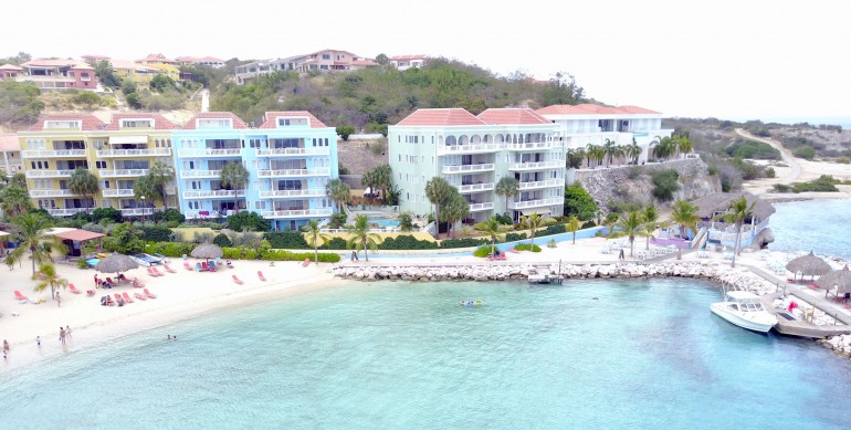 Oceanfront penthouse and condos for sale in Caribbean w. private beach