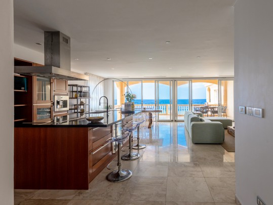 The Strand – Oceanfront Apartment with 4 Bedrooms at “The Strand”