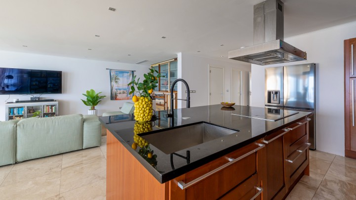 The Strand – Oceanfront Apartment with 4 Bedrooms at “The Strand”