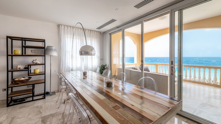 The Strand – Oceanfront Apartment with 4 Bedrooms at “The Strand”