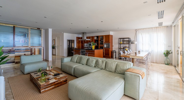 The Strand – Oceanfront Apartment with 4 Bedrooms at “The Strand”