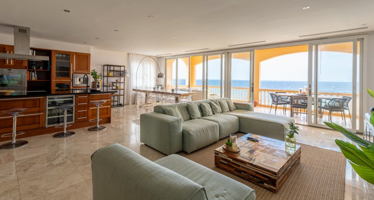 The Strand – Oceanfront Apartment with 4 Bedrooms at “The Strand”