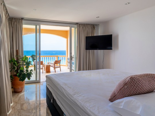 The Strand – Oceanfront Apartment with 4 Bedrooms at “The Strand”