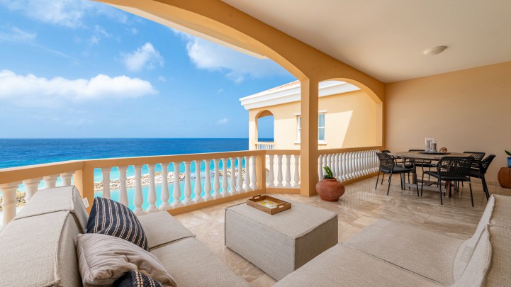 The Strand – Oceanfront Apartment with 4 Bedrooms at “The Strand”