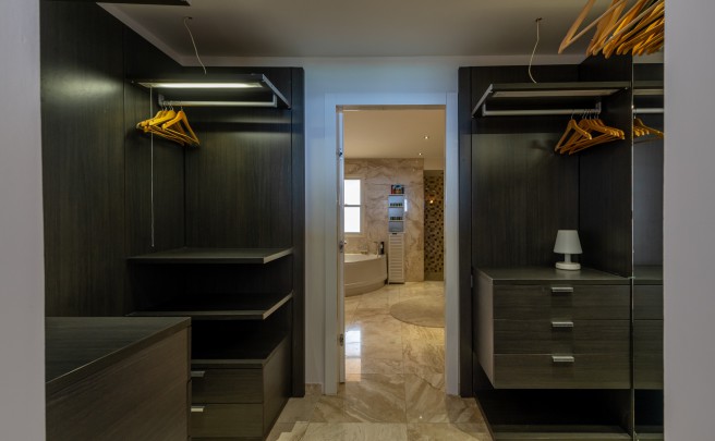 The Strand – Oceanfront Apartment with 4 Bedrooms at “The Strand”
