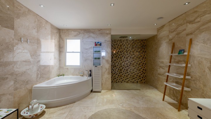 The Strand – Oceanfront Apartment with 4 Bedrooms at “The Strand”