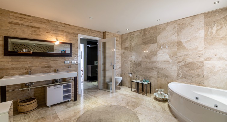 The Strand – Oceanfront Apartment with 4 Bedrooms at “The Strand”