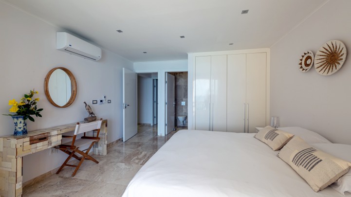 The Strand – Oceanfront Apartment with 4 Bedrooms at “The Strand”
