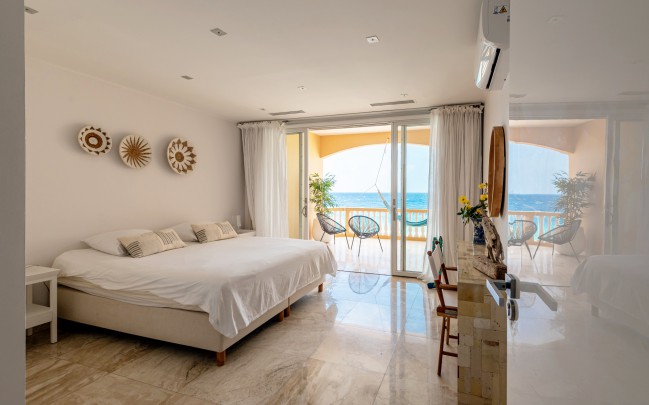 The Strand – Oceanfront Apartment with 4 Bedrooms at “The Strand”