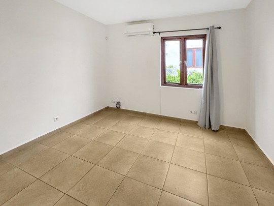 Spacious apartment with pool for rent in Jan Thiel - near beaches!