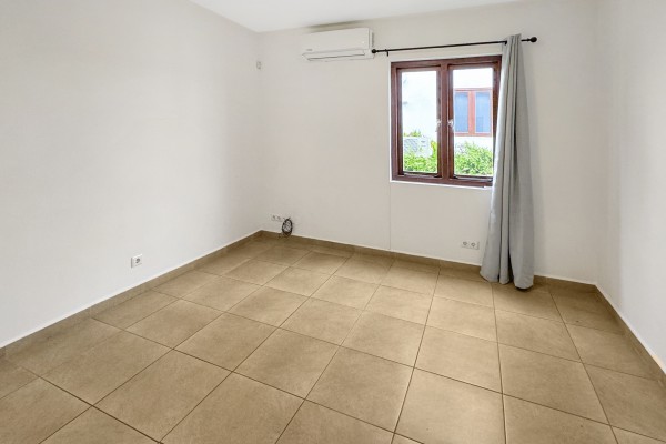 Spacious apartment with pool for rent in Jan Thiel - near beaches!