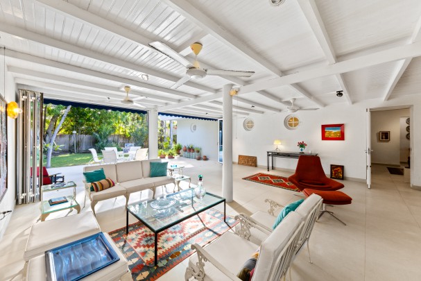 xclusive Detached Villa with Guest House on a Spacious Lot in Mahaai