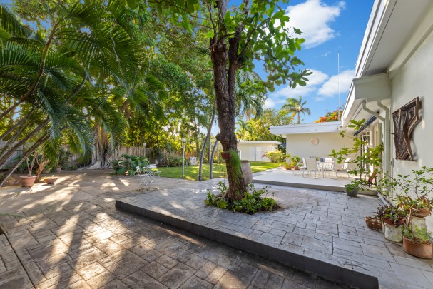 xclusive Detached Villa with Guest House on a Spacious Lot in Mahaai