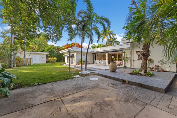 xclusive Detached Villa with Guest House on a Spacious Lot in Mahaai