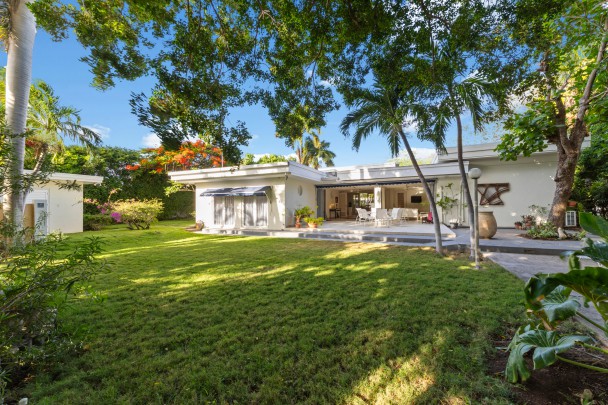 xclusive Detached Villa with Guest House on a Spacious Lot in Mahaai