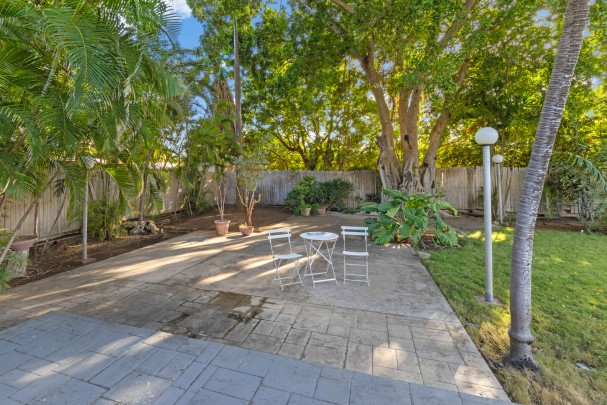 xclusive Detached Villa with Guest House on a Spacious Lot in Mahaai