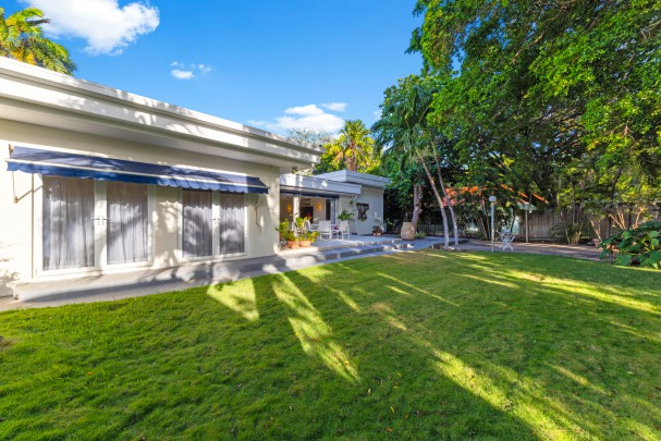 xclusive Detached Villa with Guest House on a Spacious Lot in Mahaai