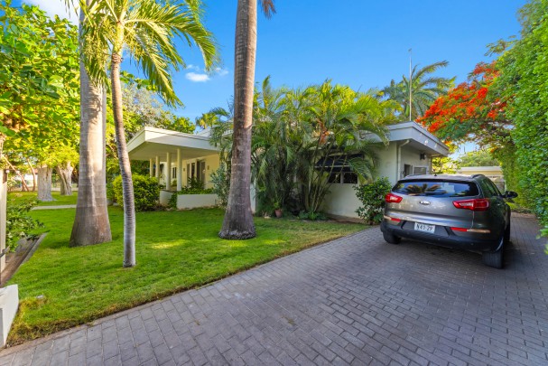 xclusive Detached Villa with Guest House on a Spacious Lot in Mahaai