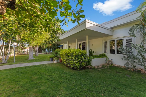 xclusive Detached Villa with Guest House on a Spacious Lot in Mahaai