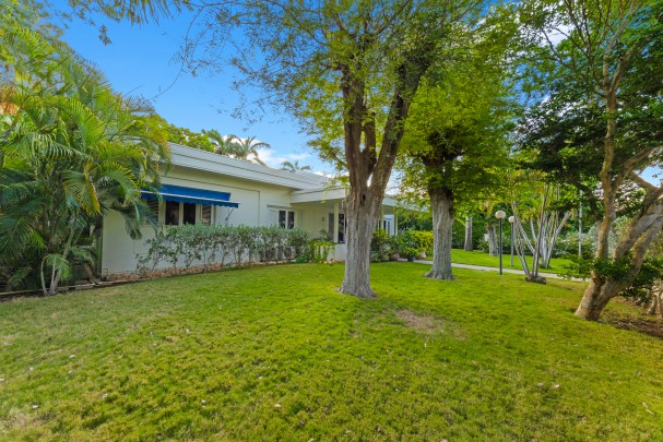 xclusive Detached Villa with Guest House on a Spacious Lot in Mahaai