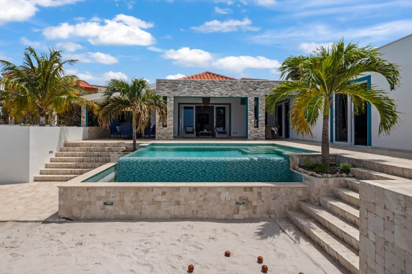 Blue Bay BT 06 – ‘Fifty shades of Blue’ Luxury Oceanview Villa