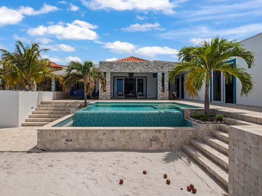 Blue Bay BT 06 &ndash; &lsquo;Fifty shades of Blue&rsquo; Luxury Oceanview Villa