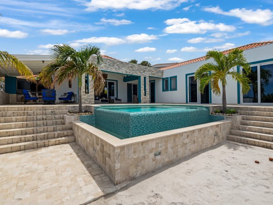 Blue Bay BT 06 &ndash; &lsquo;Fifty shades of Blue&rsquo; Luxury Oceanview Villa
