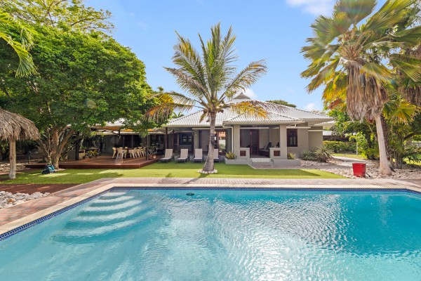 Emmastad | Tropical Villa with Guest House on a Spacious Lot