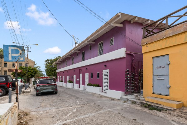 Investment property with 12 renovated apartments in Otrobanda
