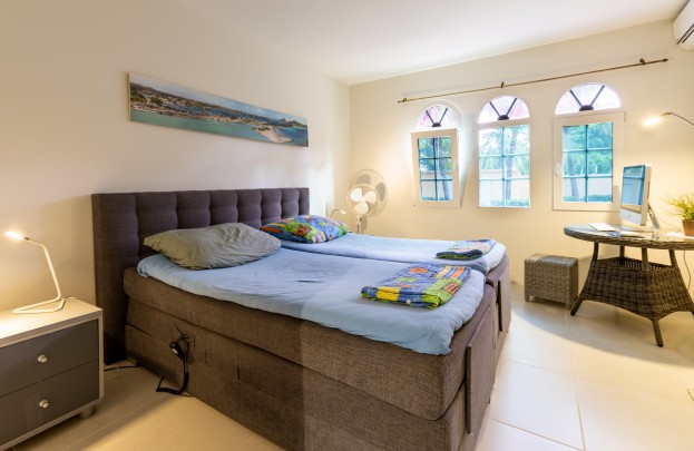 Jan Thiel - 2 slaapkamer appartement met zeezicht en boot ligplaats