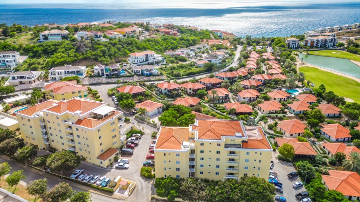 3-bedroom apartment with ocean view and walking distance to the beach
