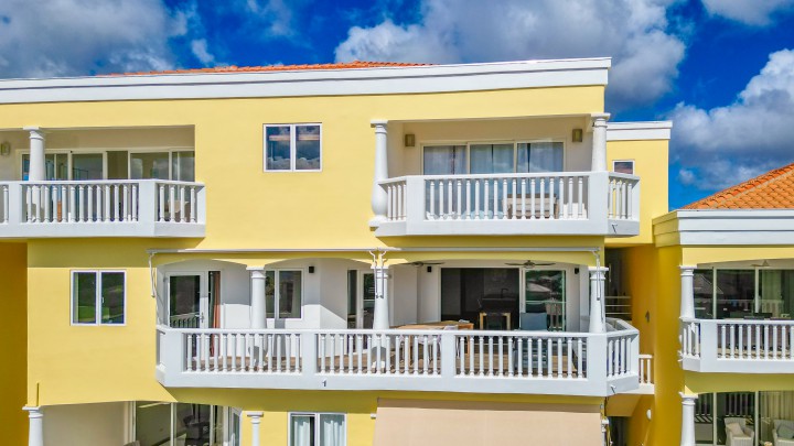 3-bedroom apartment with ocean view and walking distance to the beach