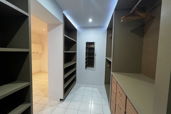 Grote Berg – Light, spacious 4-bedroom house Kaya Butuela