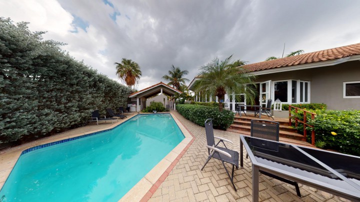 Prachtige familiewoning met zwembad in rustig deel van Vista Royal