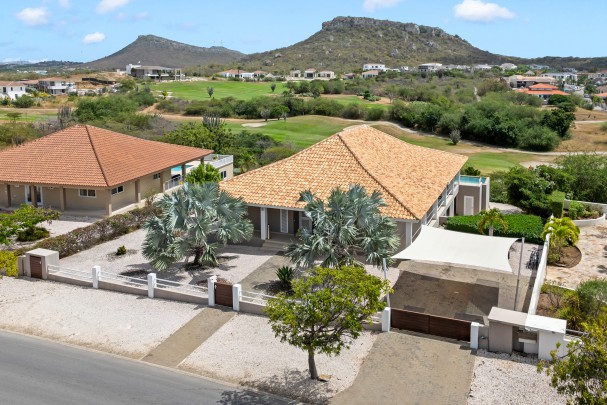 Blue Bay BO 4 &ndash; Elegant villa with unique views over the golf course