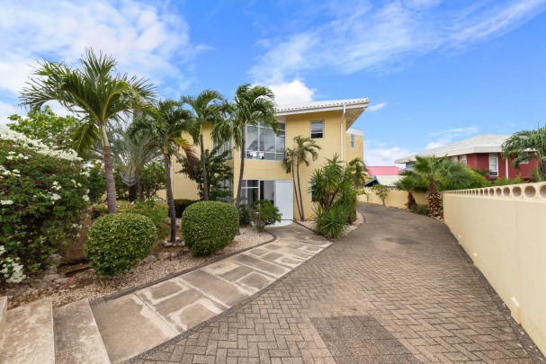 Spacious home with ocean view in central location near Mambo Beach