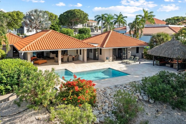 Blue Bay &ndash; Tropische villa met prachtig uitzicht 