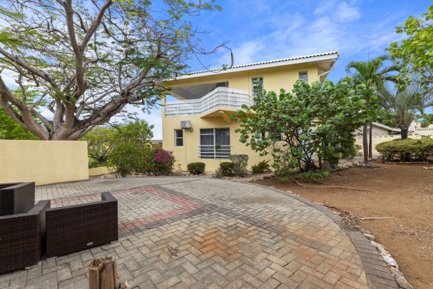 Spacious home with ocean view in central location near Mambo Beach