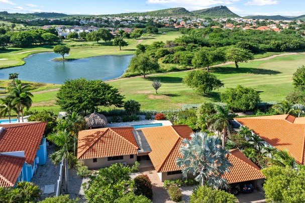 Blue Bay &ndash; Tropische villa met prachtig uitzicht 