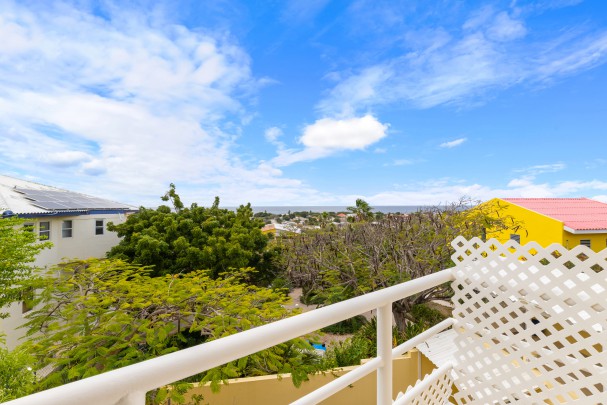 Spacious home with ocean view in central location near Mambo Beach